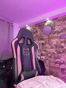 samiacooper25 online show from April 15, 2026, 8:32 am