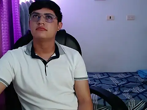 yesitwink  online show from October 23, 2025, 8:40 pm