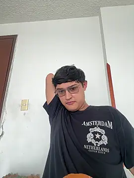 Snapshot of yesitwink_ chatting on April 6, 2026, 2:18 pm yesitwink online show from April 6, 2026, 2:18 pm