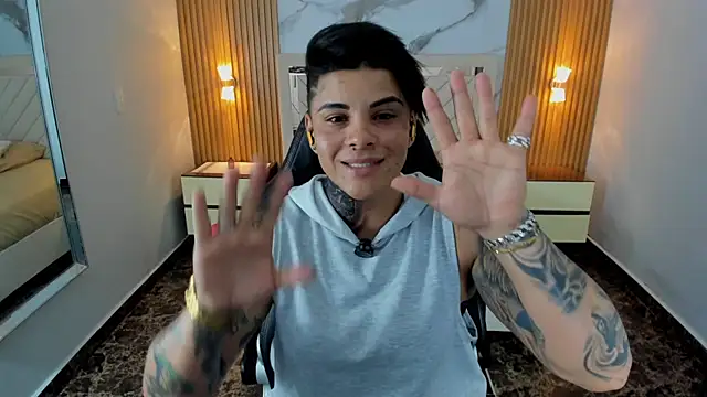 KAROLLJONES1 online show from May 28, 2026, 7:11 pm