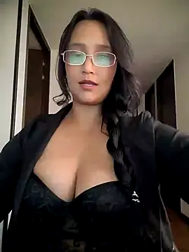 Snapshot of Esmeralda333 chatting on August 5, 2026, 1:03 pm Esmeralda333 online show from August 5, 2026, 1:03 pm