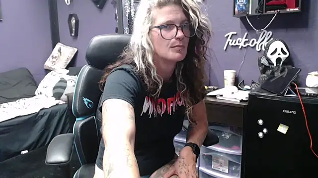 Snapshot of oddywithabody chatting on October 11, 2025, 6:45 am oddywithabody online show from October 11, 2025, 6:45 am