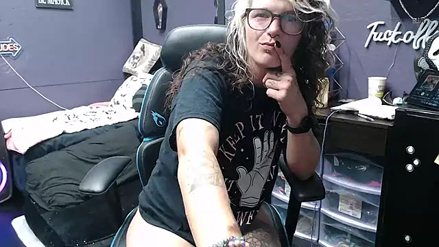 Snapshot of oddywithabody chatting on October 15, 2025, 6:13 am oddywithabody online show from October 15, 2025, 6:13 am