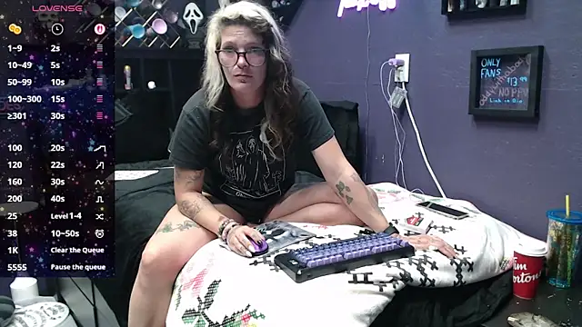 Snapshot of oddywithabody chatting on November 2, 2025, 7:55 am oddywithabody online show from November 2, 2025, 7:55 am