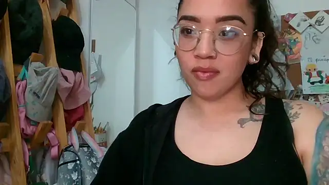 GypsyMamacita online show from September 17, 2025, 2:52 pm