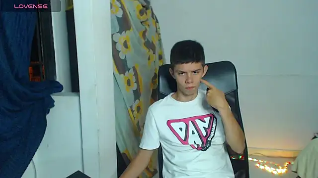 JhoanVelezModel online show from October 12, 2025, 4:11 am