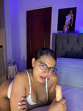 Snapshot of ema_zoe chatting on June 16, 2026, 12:02 am ema zoe online show from June 16, 2026, 12:02 am