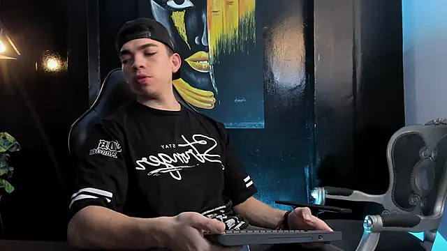 Snapshot of Eryonbradley chatting on November 4, 2025, 11:20 am Eryonbradley online show from November 4, 2025, 11:20 am