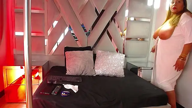 MonzerratBoyer online show from October 6, 2025, 6:38 pm