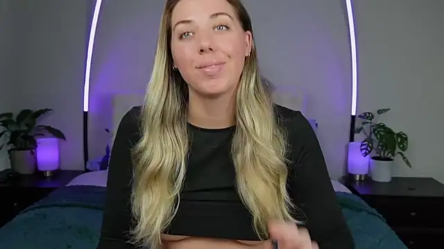 louiseberkeley online show from October 6, 2025, 4:43 am