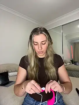 louiseberkeley online show from June 3, 2026, 3:31 am