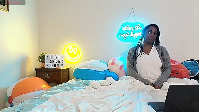 GigiMcFee online show from September 18, 2025, 4:03 am