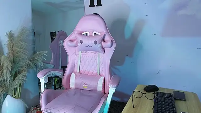 Catherine Smith  online show from October 18, 2025, 12:06 pm