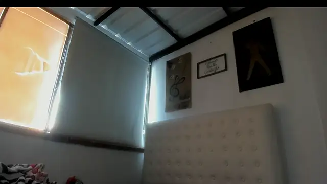 Roxannelorence  online show from October 14, 2025, 1:45 pm