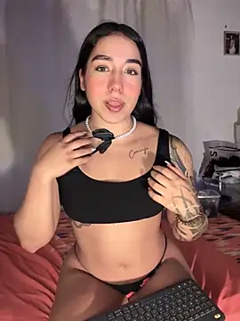 Snapshot of KaditaNavarro chatting on October 7, 2025, 11:46 pm KaditaNavarro online show from October 7, 2025, 11:46 pm