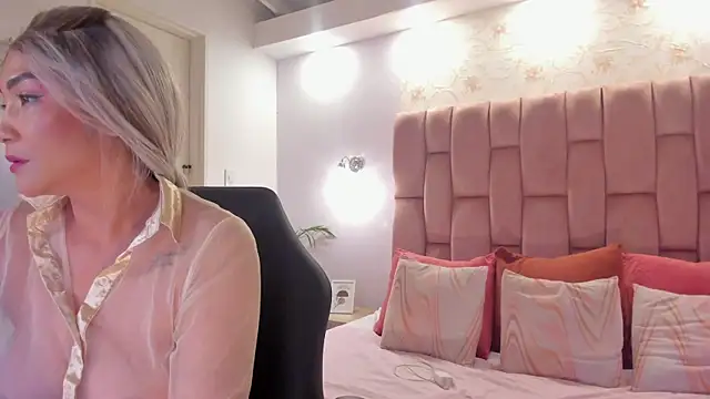 aishathornee online show from October 8, 2025, 9:23 pm