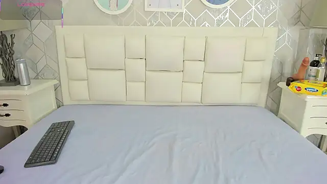 naia cox online show from March 26, 2026, 3:45 am