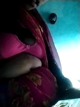 Hot-qwer online show from February 21, 2026, 12:28 pm