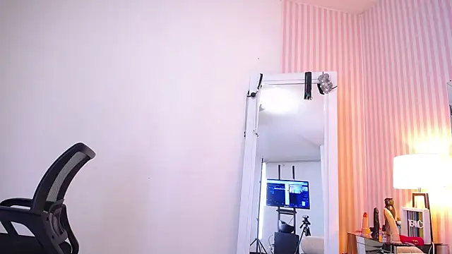 ViictoriaJones  online show from December 4, 2025, 12:25 pm