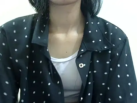 smallcuute online show from November 30, 2025, 1:20 am