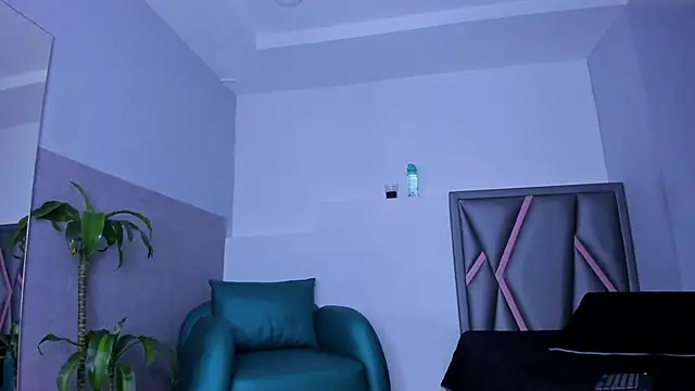 aurora tziu online show from September 18, 2025, 4:03 am