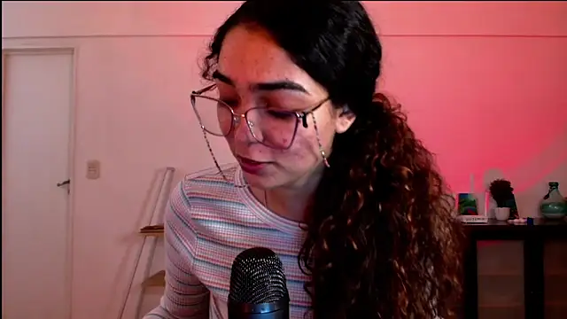 Snapshot of Ariagal chatting on October 14, 2025, 11:49 pm Ariagal online show from October 14, 2025, 11:49 pm