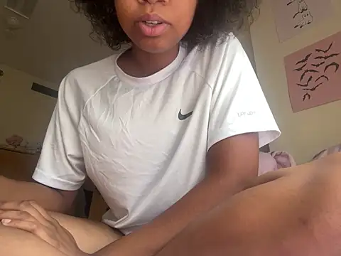 luvrgrllani online show from September 9, 2025, 8:30 pm