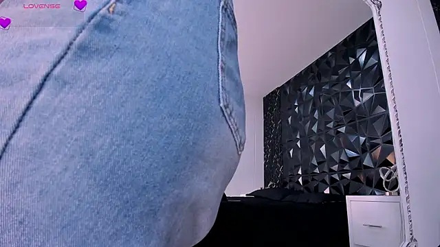 Snapshot of ChannelWhite_ chatting on March 10, 2026, 9:42 pm ChannelWhite online show from March 10, 2026, 9:42 pm