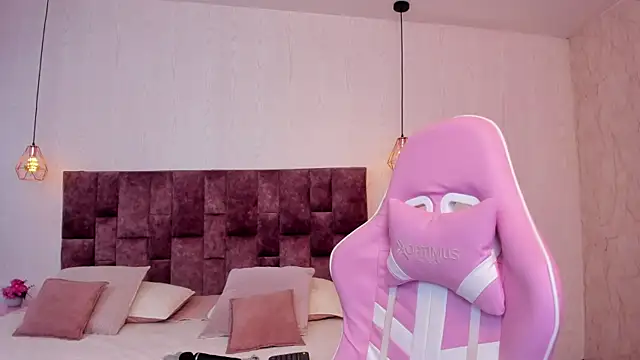 BellaClarck online show from September 17, 2025, 8:32 pm