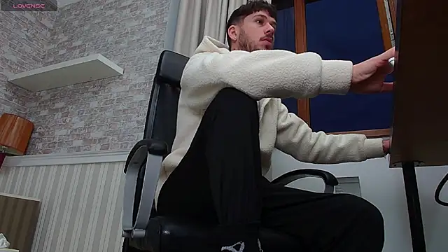 Snapshot of JonahShaw chatting on October 13, 2025, 4:12 am JonahShaw online show from October 13, 2025, 4:12 am