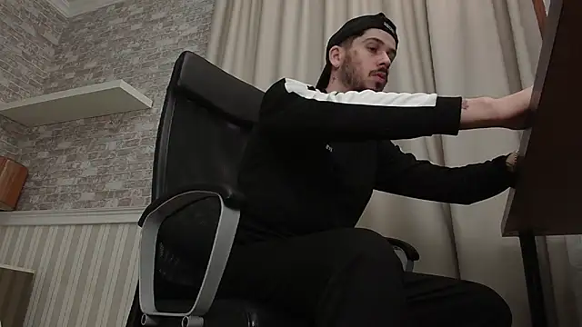 Snapshot of JonahShaw chatting on October 18, 2025, 4:37 am JonahShaw online show from October 18, 2025, 4:37 am