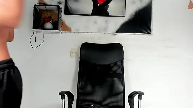 tyler twink boy online show from November 26, 2025, 12:17 pm