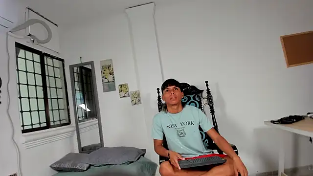 tyler twink boy online show from March 4, 2026, 1:50 pm