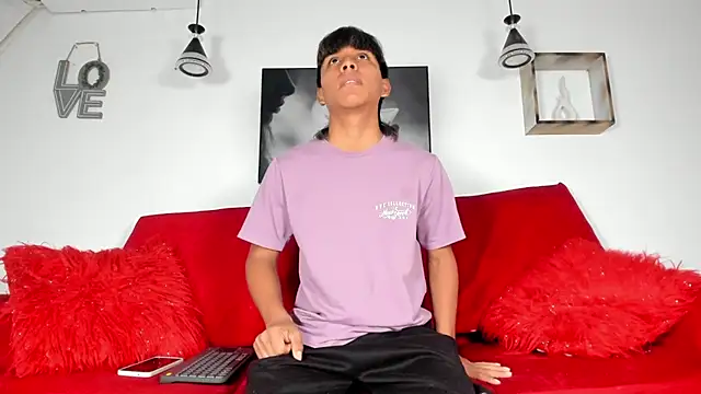 tyler twink boy online show from March 31, 2026, 1:11 pm