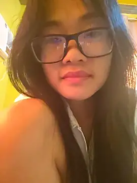 Snapshot of YayeeShow chatting on November 5, 2025, 9:31 am YayeeShow online show from November 5, 2025, 9:31 am