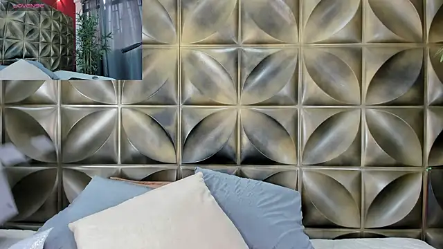 emily-santoss online show from October 31, 2025, 1:56 pm