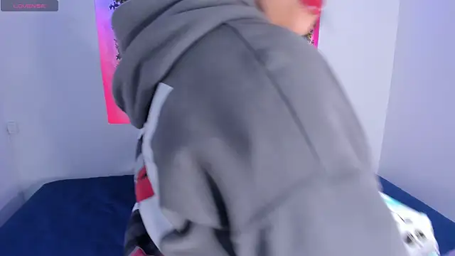 emily-santoss online show from November 6, 2025, 2:29 pm