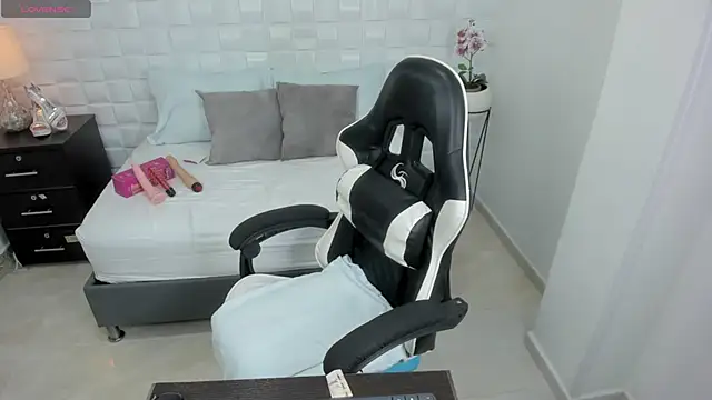 yulitza1025 online show from October 21, 2025, 1:12 pm