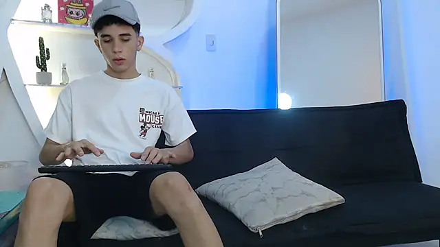 Snapshot of THREE_GUYS_HOT chatting on October 19, 2025, 7:14 pm THREE GUYS HOT online show from October 19, 2025, 7:14 pm