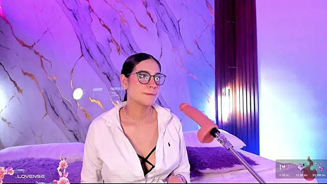 Emmiicute online show from April 7, 2026, 8:09 pm