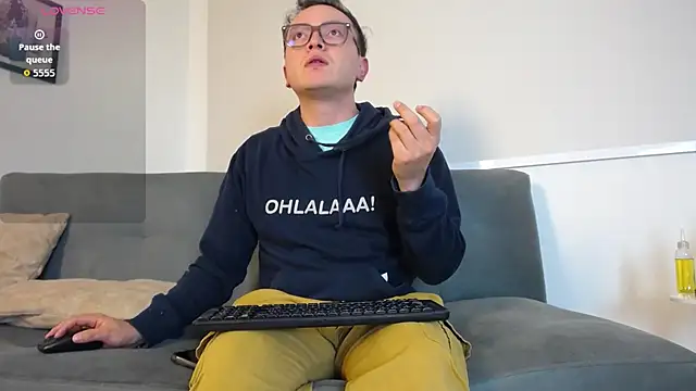 Snapshot of Robert2_honey chatting on October 1, 2025, 12:05 am Robert2 honey online show from October 1, 2025, 12:05 am