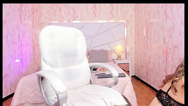 Snapshot of Emily_Whinfre chatting on September 25, 2025, 8:34 pm Emily Whinfre online show from September 25, 2025, 8:34 pm