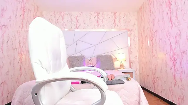 Snapshot of Emily_Whinfre chatting on October 2, 2025, 8:27 pm Emily Whinfre online show from October 2, 2025, 8:27 pm