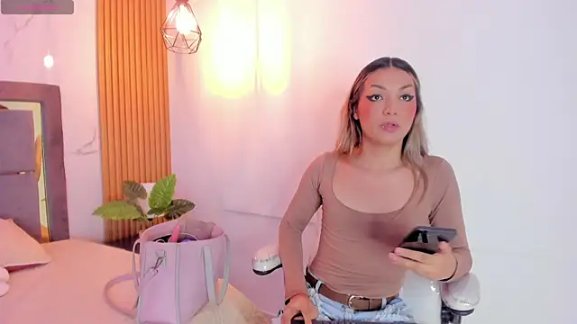 Doll Isa  online show from April 4, 2026, 8:28 pm