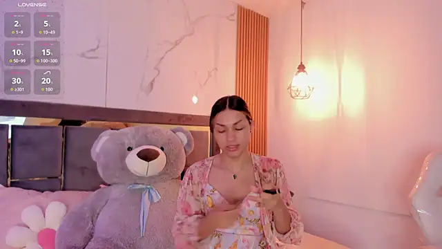 Doll Isa  online show from April 5, 2026, 8:50 pm