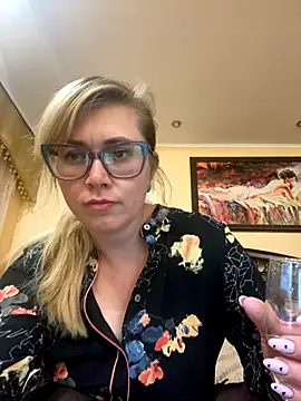 Crystal00Girl online show from September 20, 2025, 8:32 pm