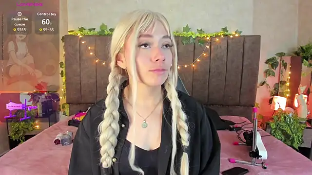 LanaMills  online show from April 5, 2026, 4:42 am