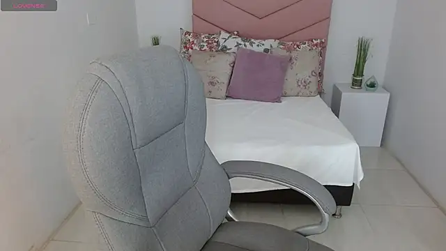 SarayVega  online show from November 4, 2025, 7:13 pm