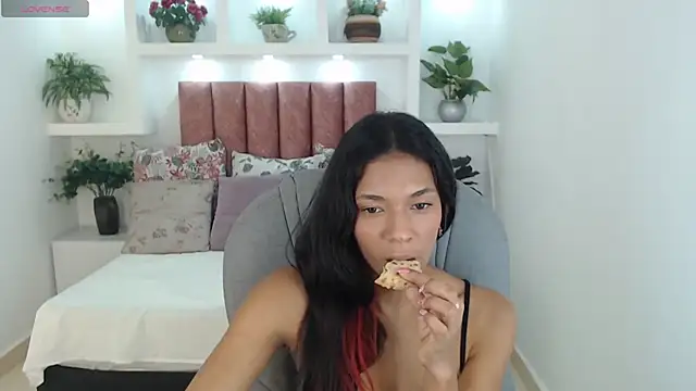 SarayVega  online show from November 10, 2025, 8:19 pm