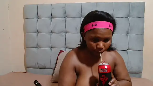 curveAss222 online show from October 31, 2025, 4:19 pm